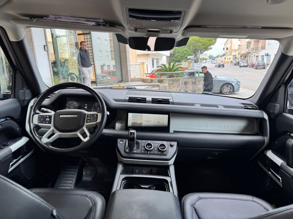 Land Rover Defender 2023