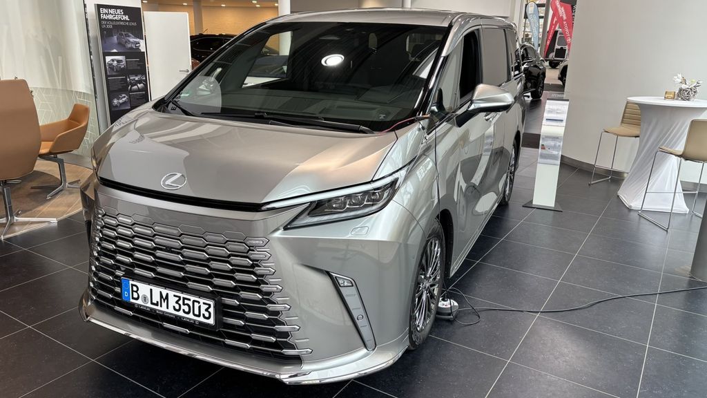 Lexus LM 2025
