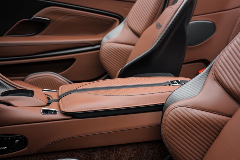 Aston Martin DBS 2023