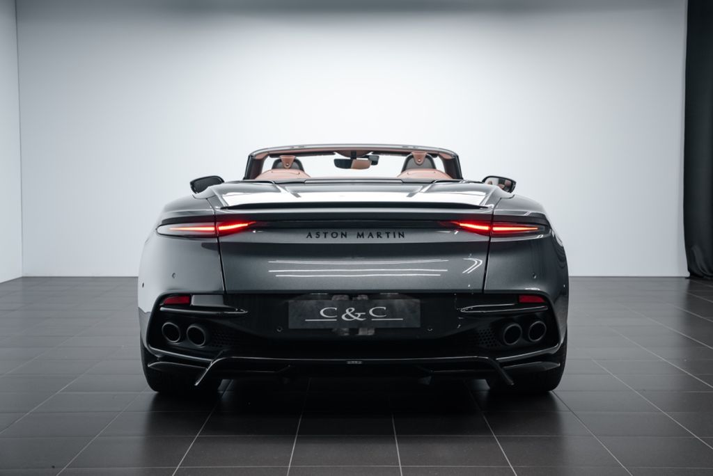 Aston Martin DBS 2023