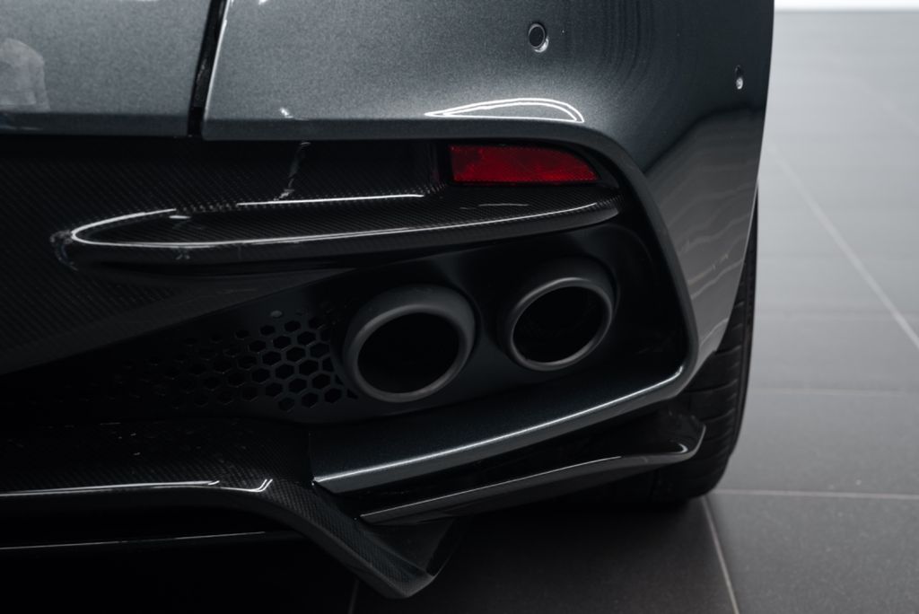 Aston Martin DBS 2023