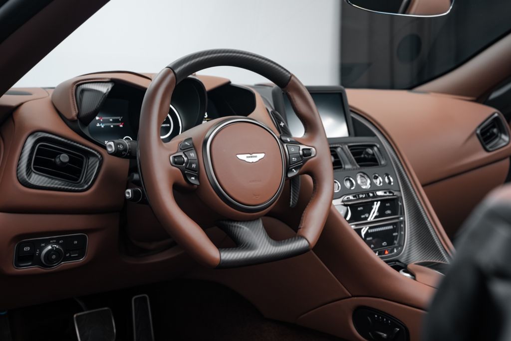 Aston Martin DBS 2023