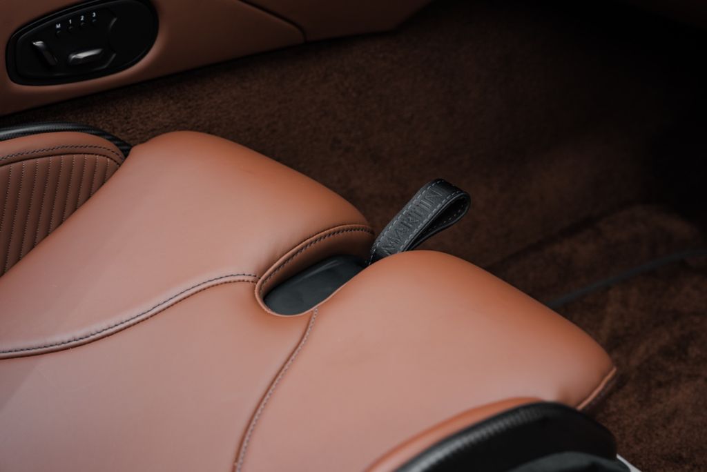 Aston Martin DBS 2023