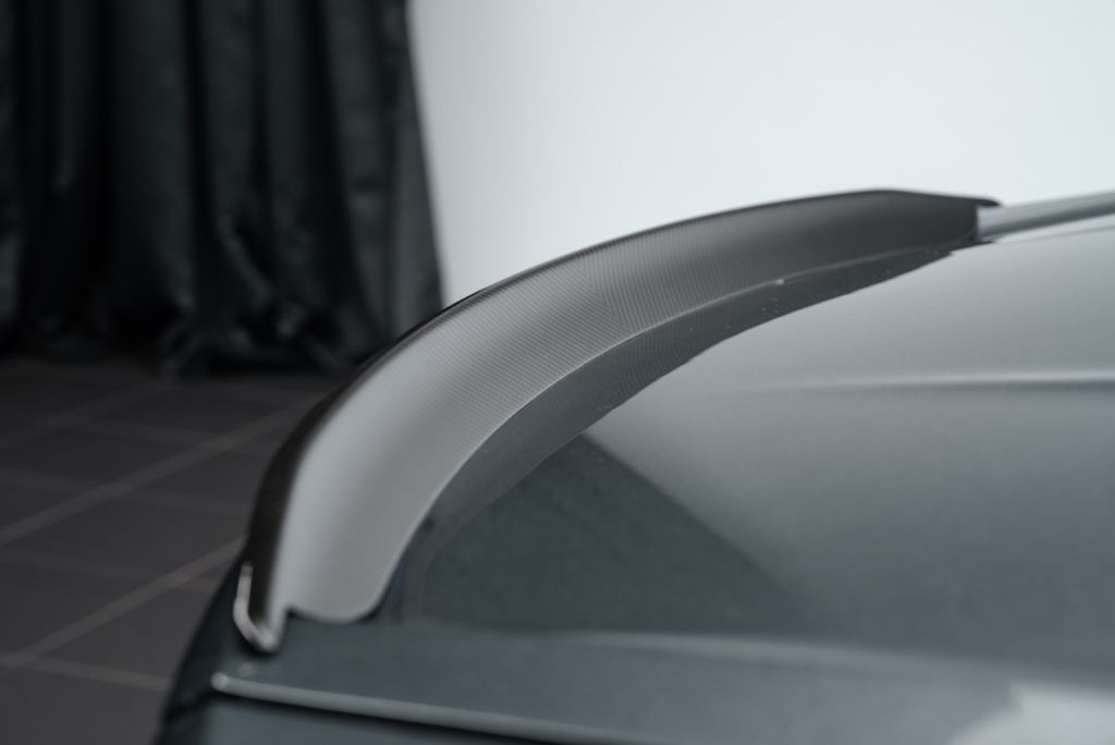 Aston Martin DBS 2023