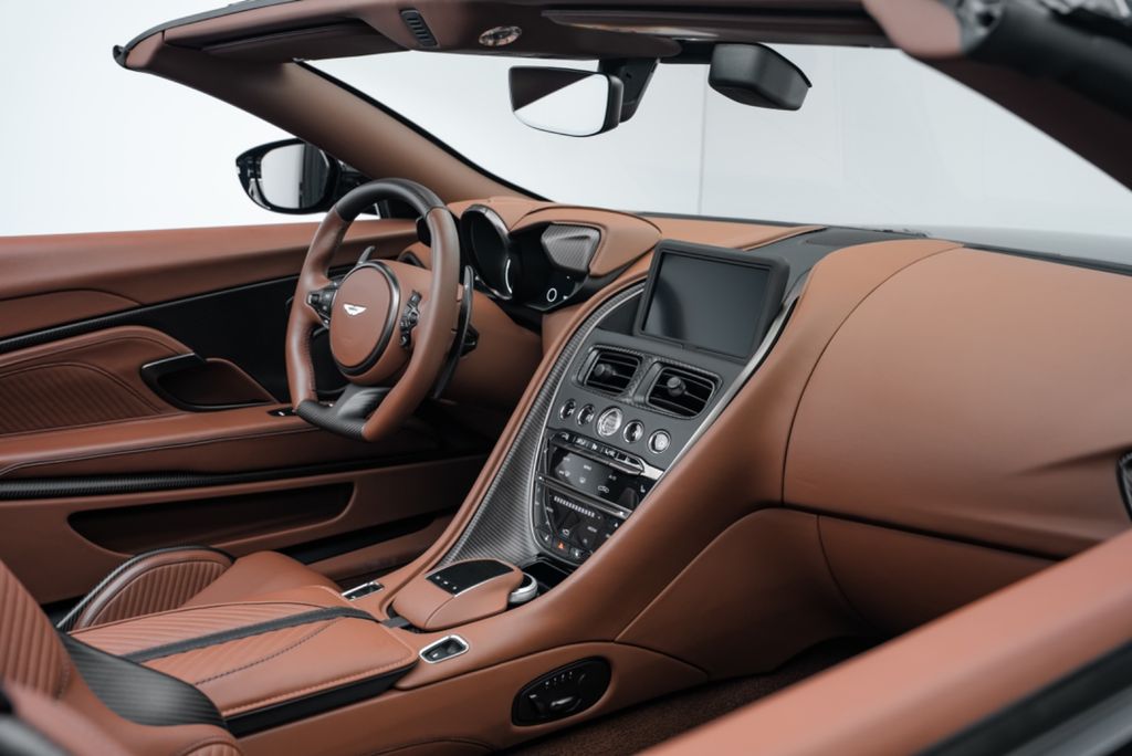 Aston Martin DBS 2023