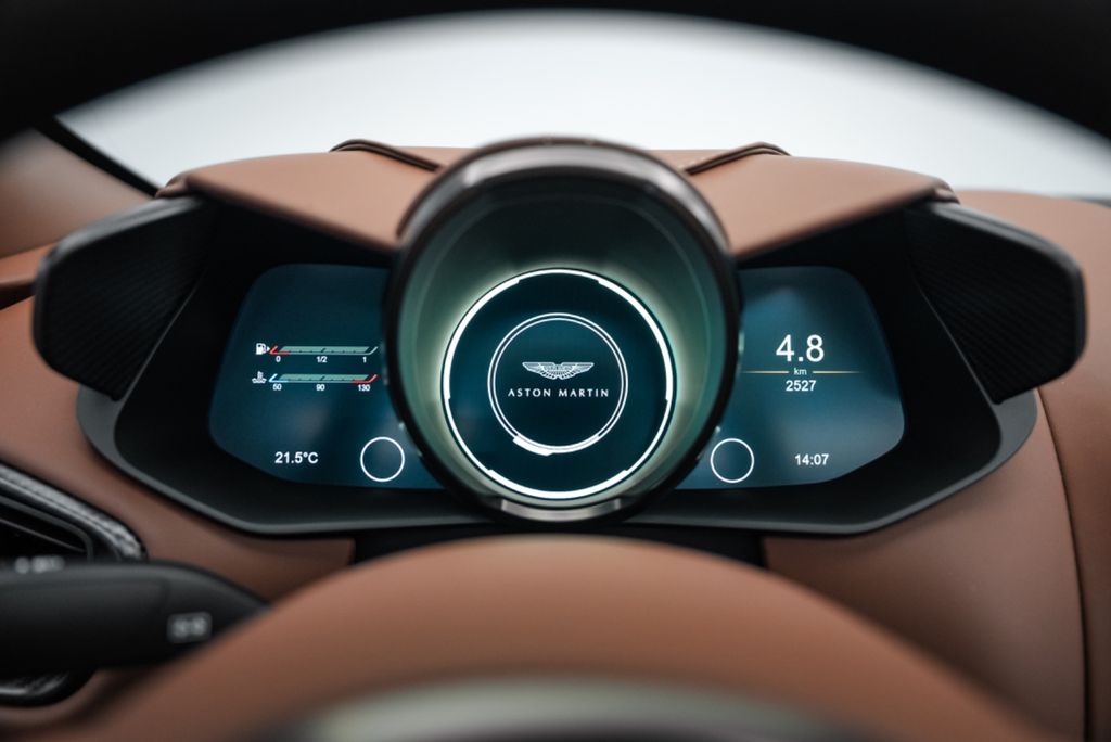 Aston Martin DBS 2023