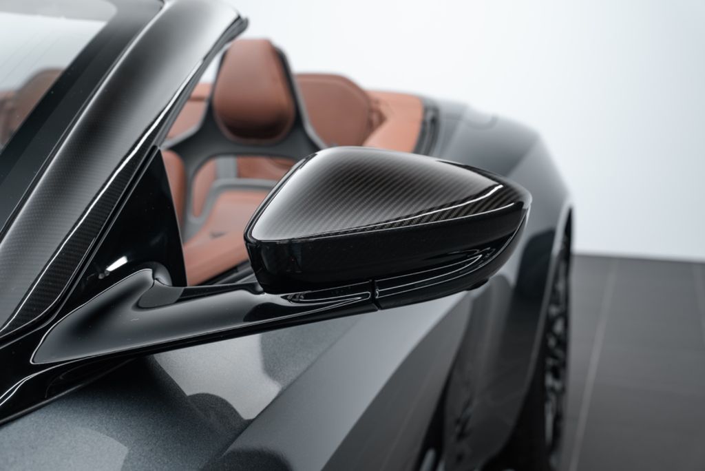 Aston Martin DBS 2023