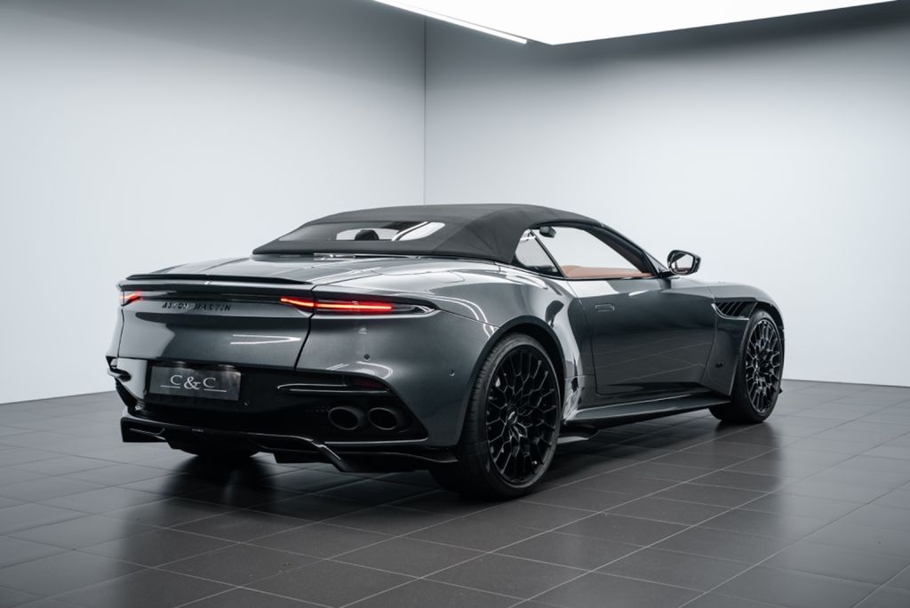 Aston Martin DBS 2023