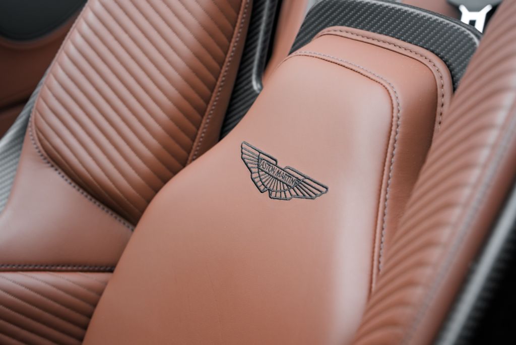 Aston Martin DBS 2023