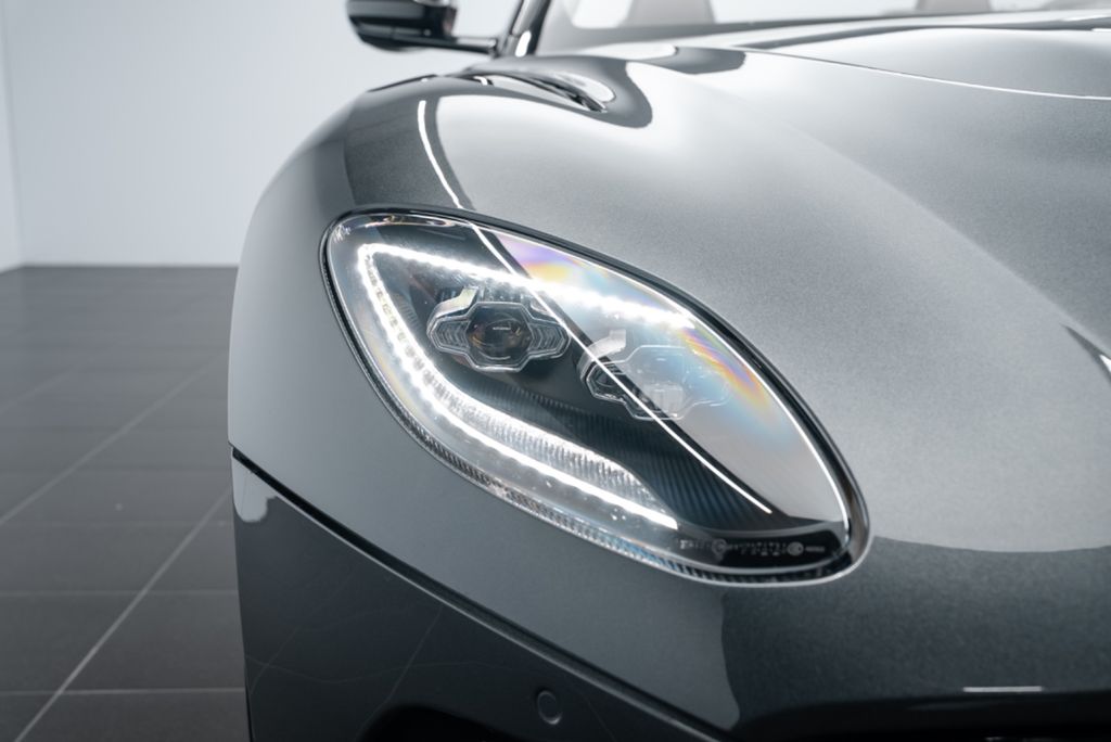 Aston Martin DBS 2023