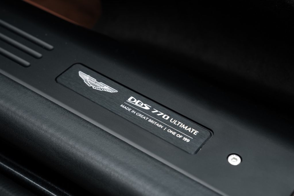 Aston Martin DBS 2023