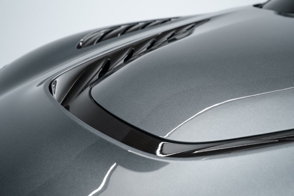 Aston Martin DBS 2023