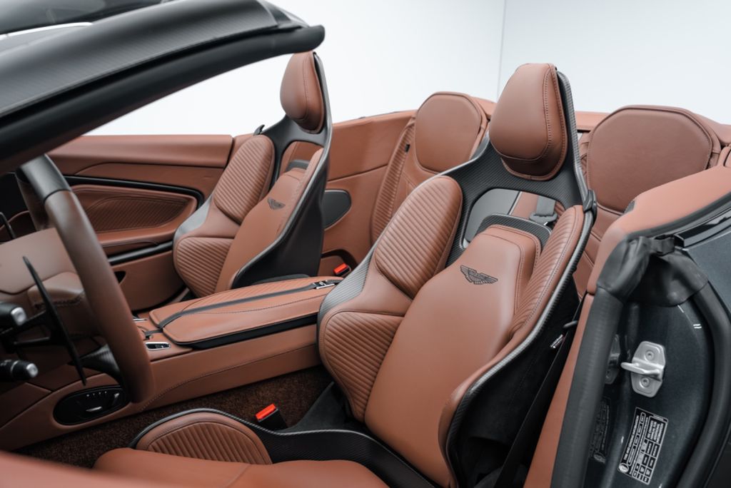 Aston Martin DBS 2023