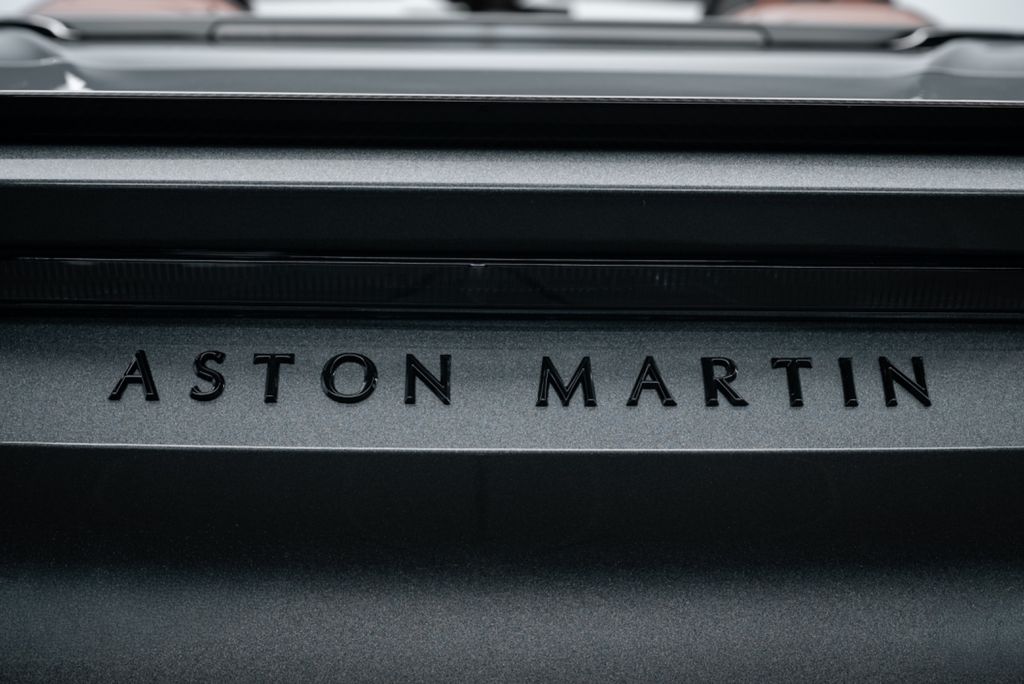 Aston Martin DBS 2023