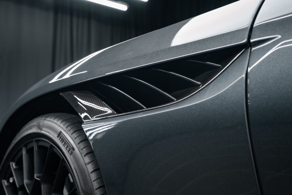 Aston Martin DBS 2023