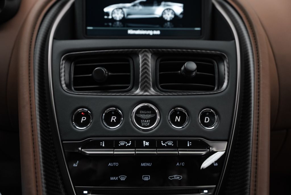 Aston Martin DBS 2023