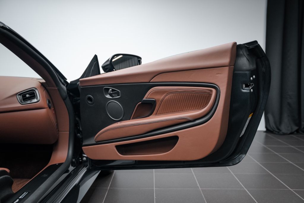 Aston Martin DBS 2023