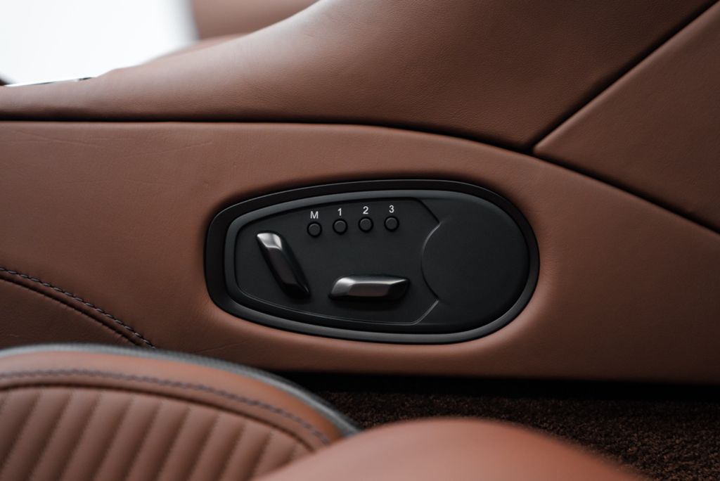 Aston Martin DBS 2023