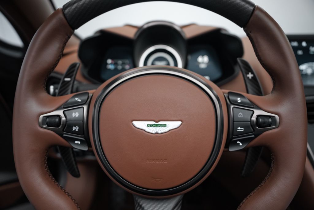 Aston Martin DBS 2023