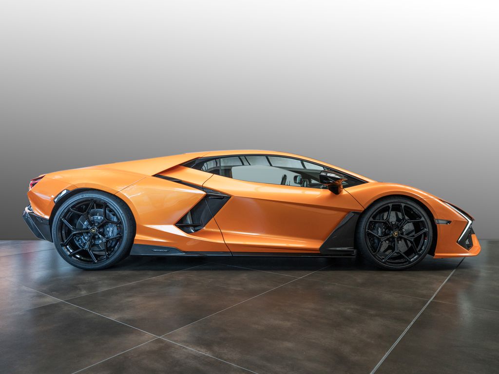 Lamborghini Revuelto 2025