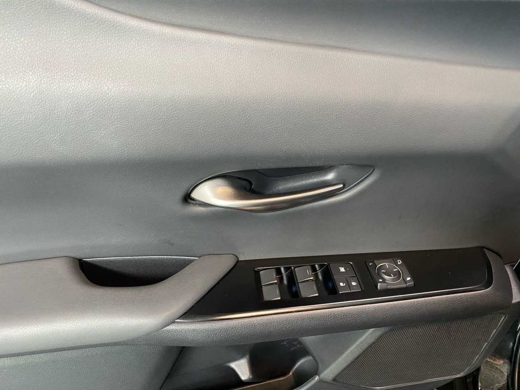 Lexus UX 2022