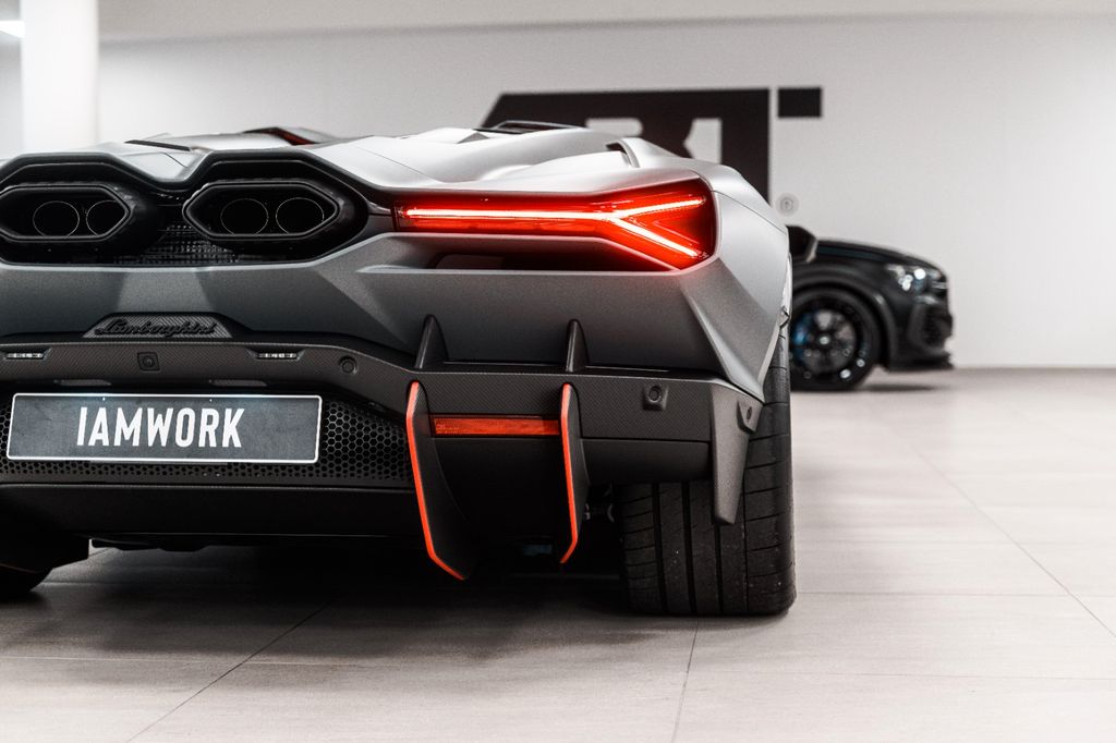 Lamborghini Revuelto 2025