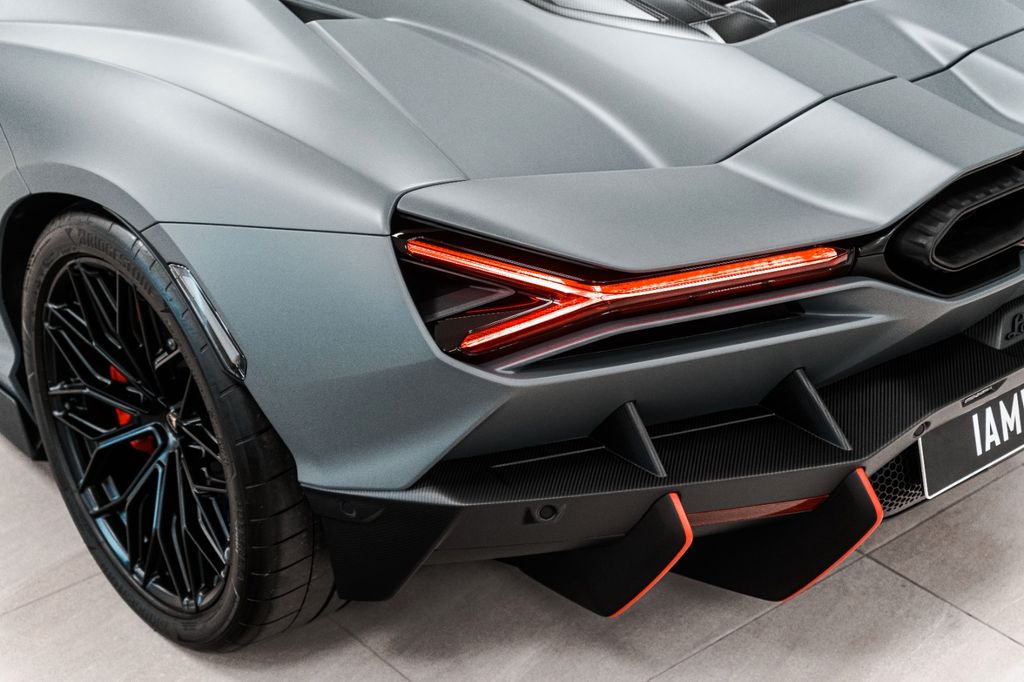 Lamborghini Revuelto 2025