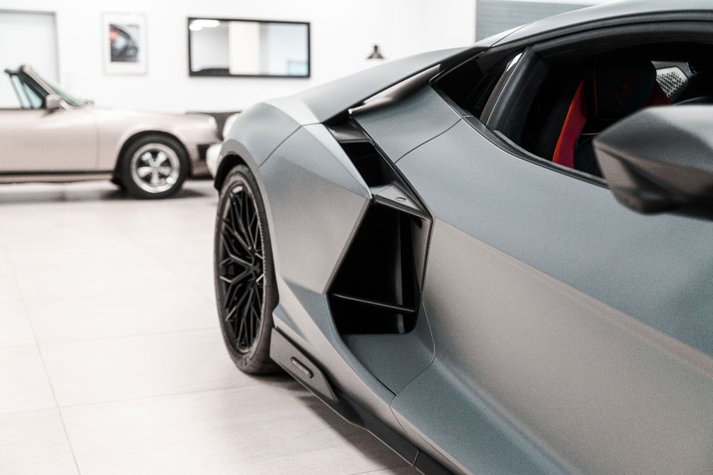 Lamborghini Revuelto 2025