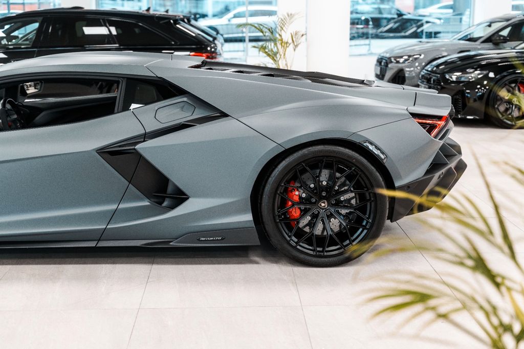 Lamborghini Revuelto 2025