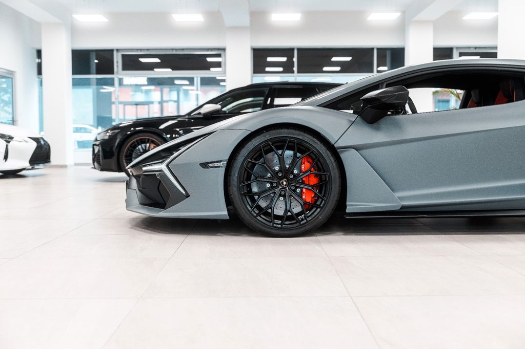 Lamborghini Revuelto 2025