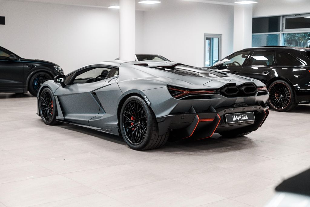 Lamborghini Revuelto 2025