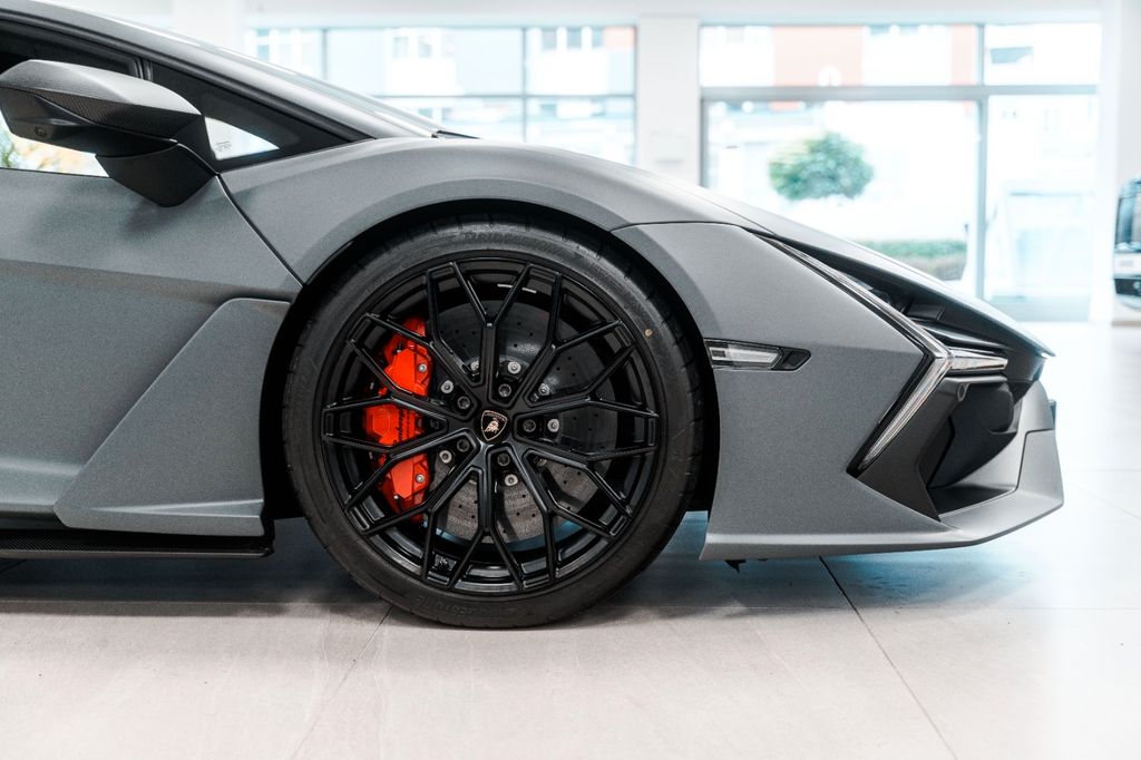 Lamborghini Revuelto 2025