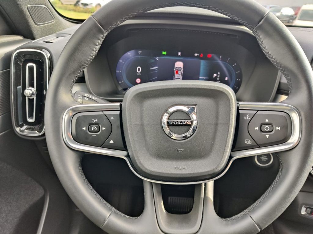 Volvo XC40 2025
