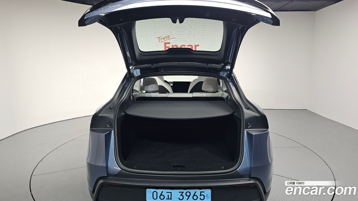 Tesla Model Y 2025