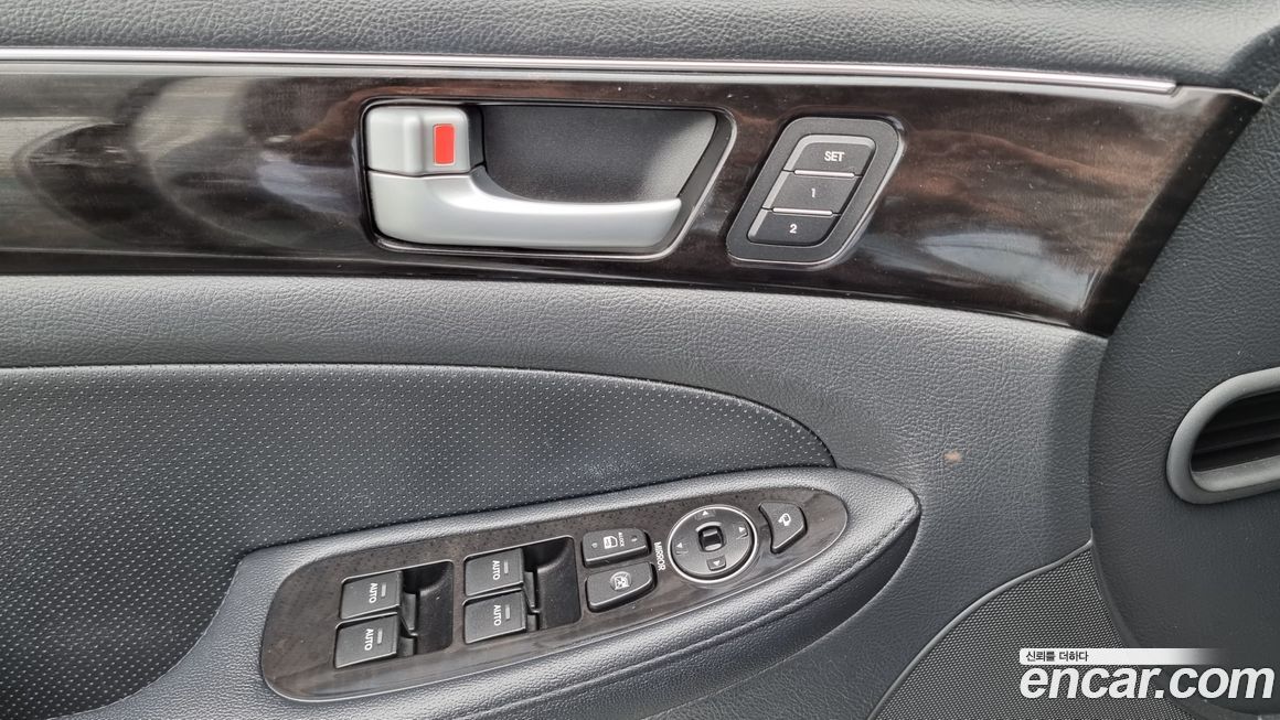 Hyundai Genesis 2012