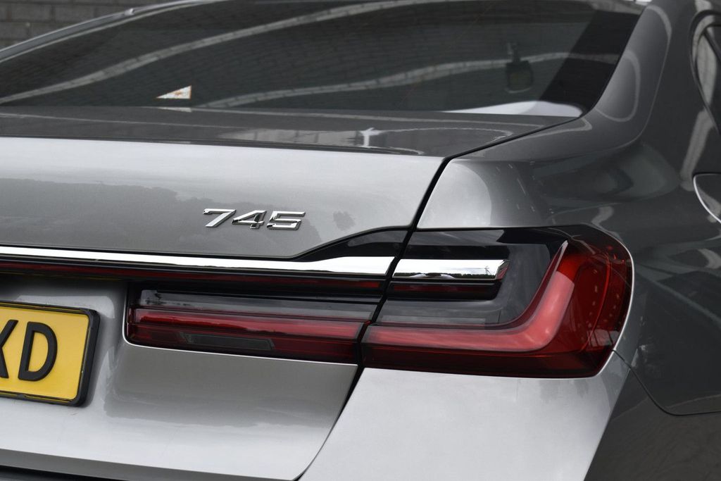 BMW 745 2021