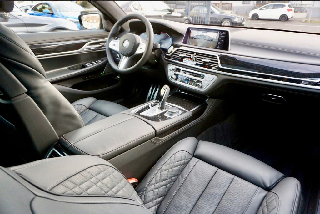 BMW 750 2019