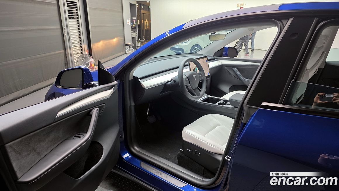Tesla Model Y 2024