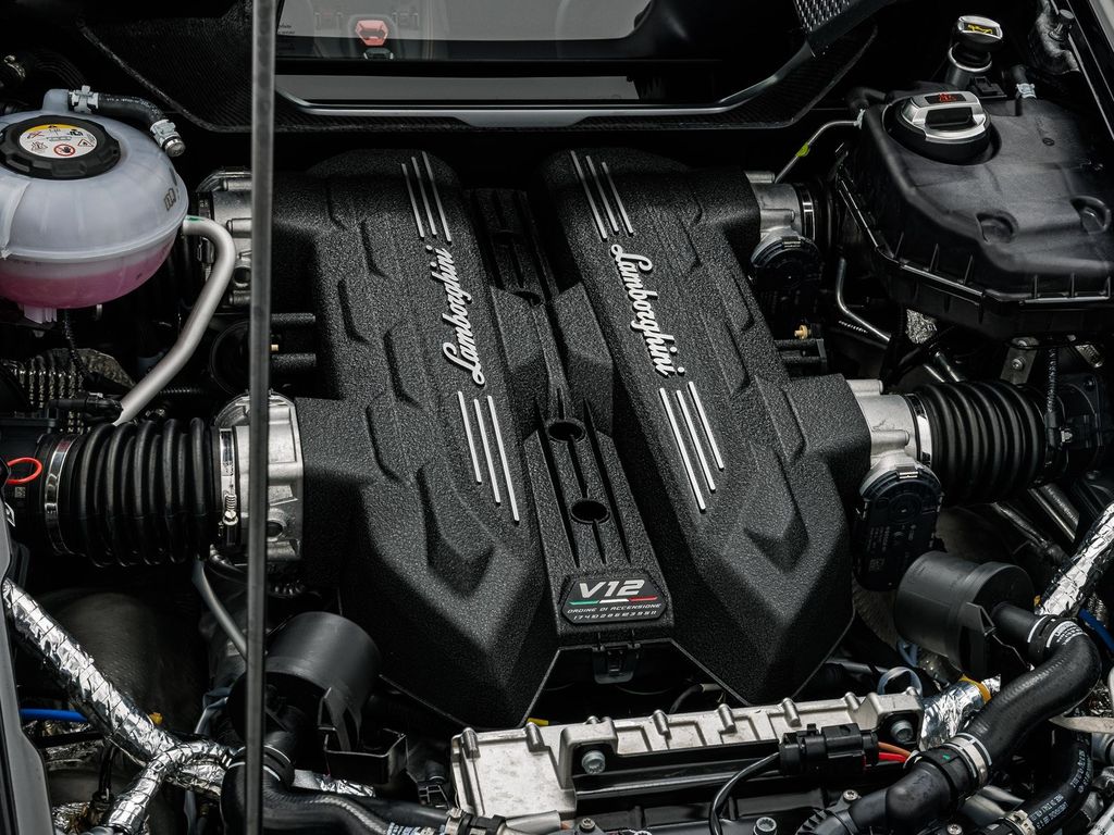 Lamborghini Revuelto 2025