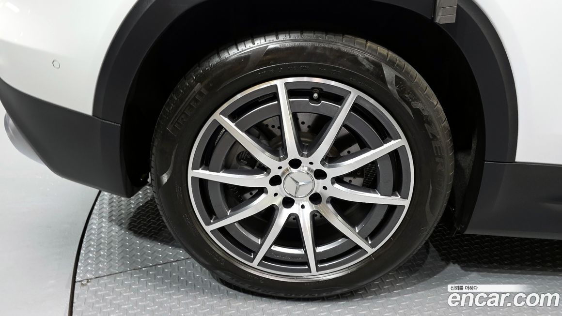 Mercedes-Benz GLB-Class 2023