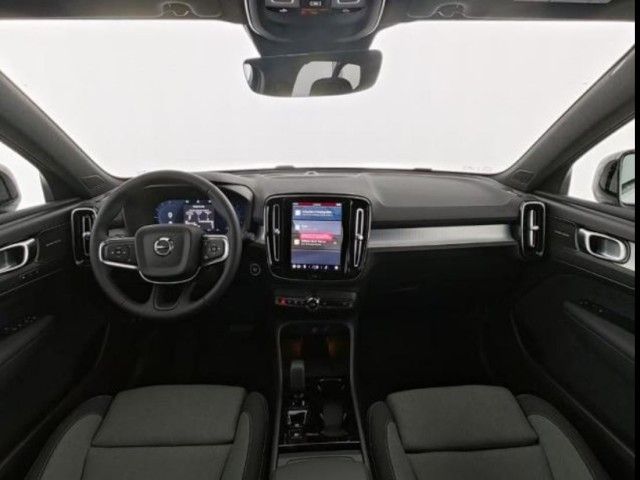 Volvo XC40 2025