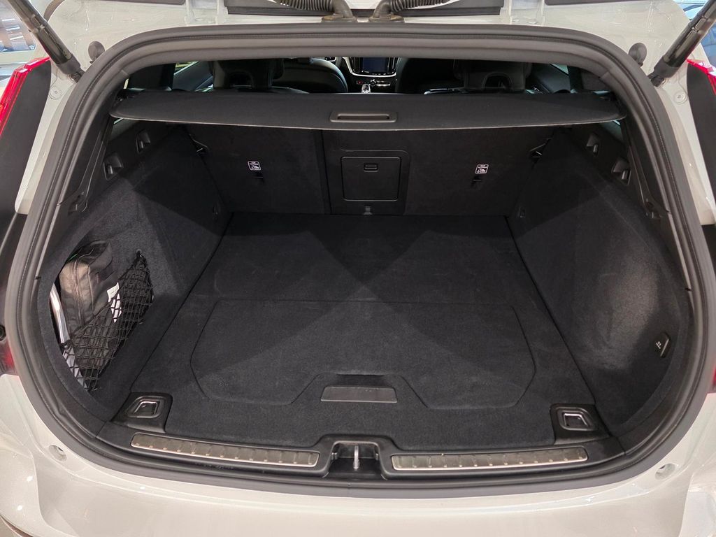 Volvo V60 2025