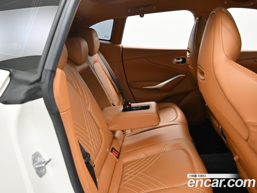 Astonmartin DBX 2021