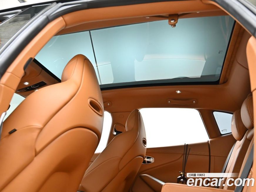 Astonmartin DBX 2021