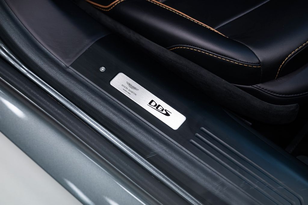 Aston Martin DBS 2020