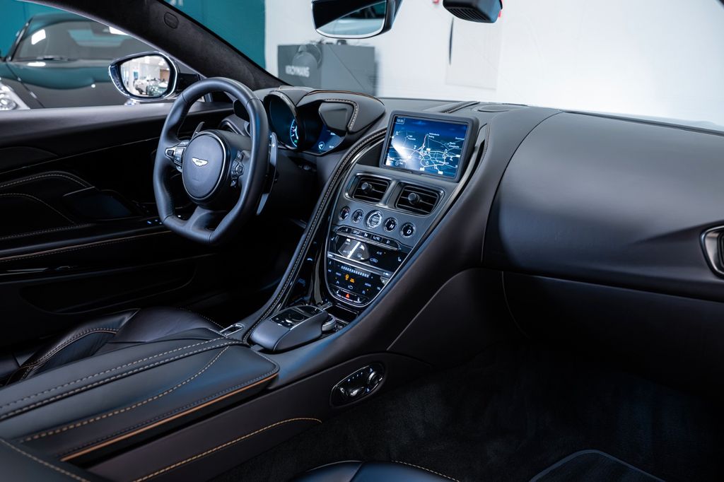 Aston Martin DBS 2020