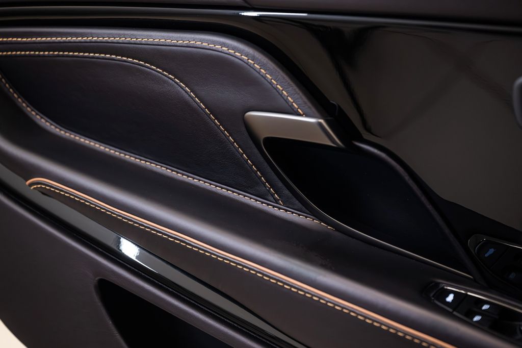 Aston Martin DBS 2020