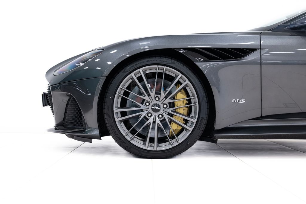 Aston Martin DBS 2020