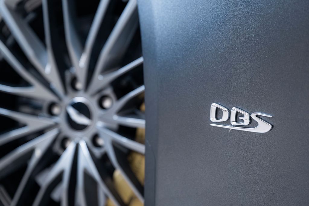 Aston Martin DBS 2020