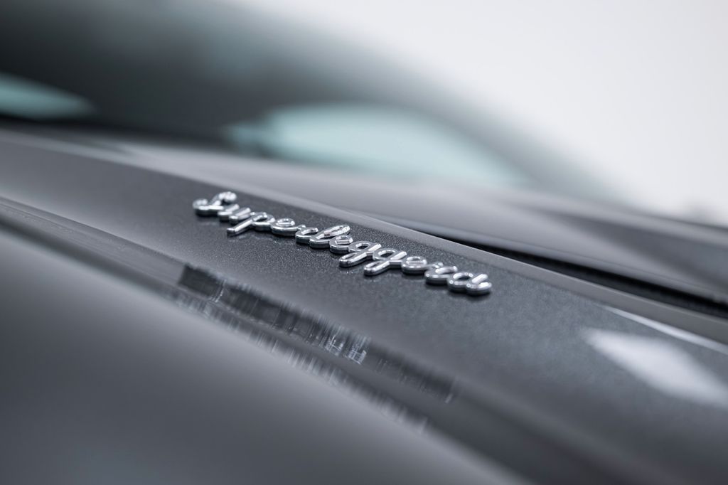 Aston Martin DBS 2020